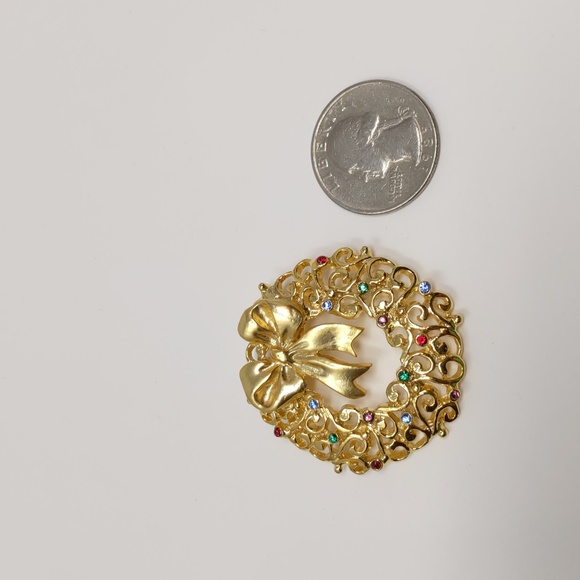 Christmas Wreath Brooch Pin Gold Toned Rhinestones Holiday - Picture 7 of 7